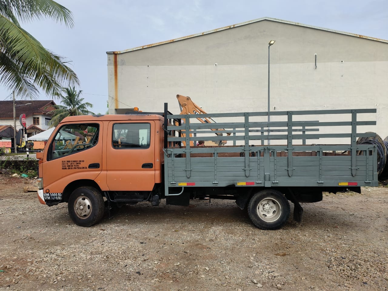 Lori Kargo Kabin Berkembar BDM 5000 kg